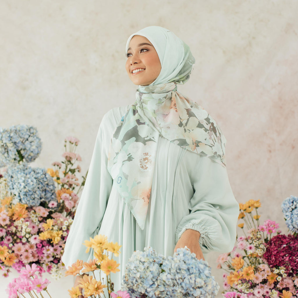 Grade B - Seradia Hijab Segi Empat Timeless Edition Berteknologi Lembut 3