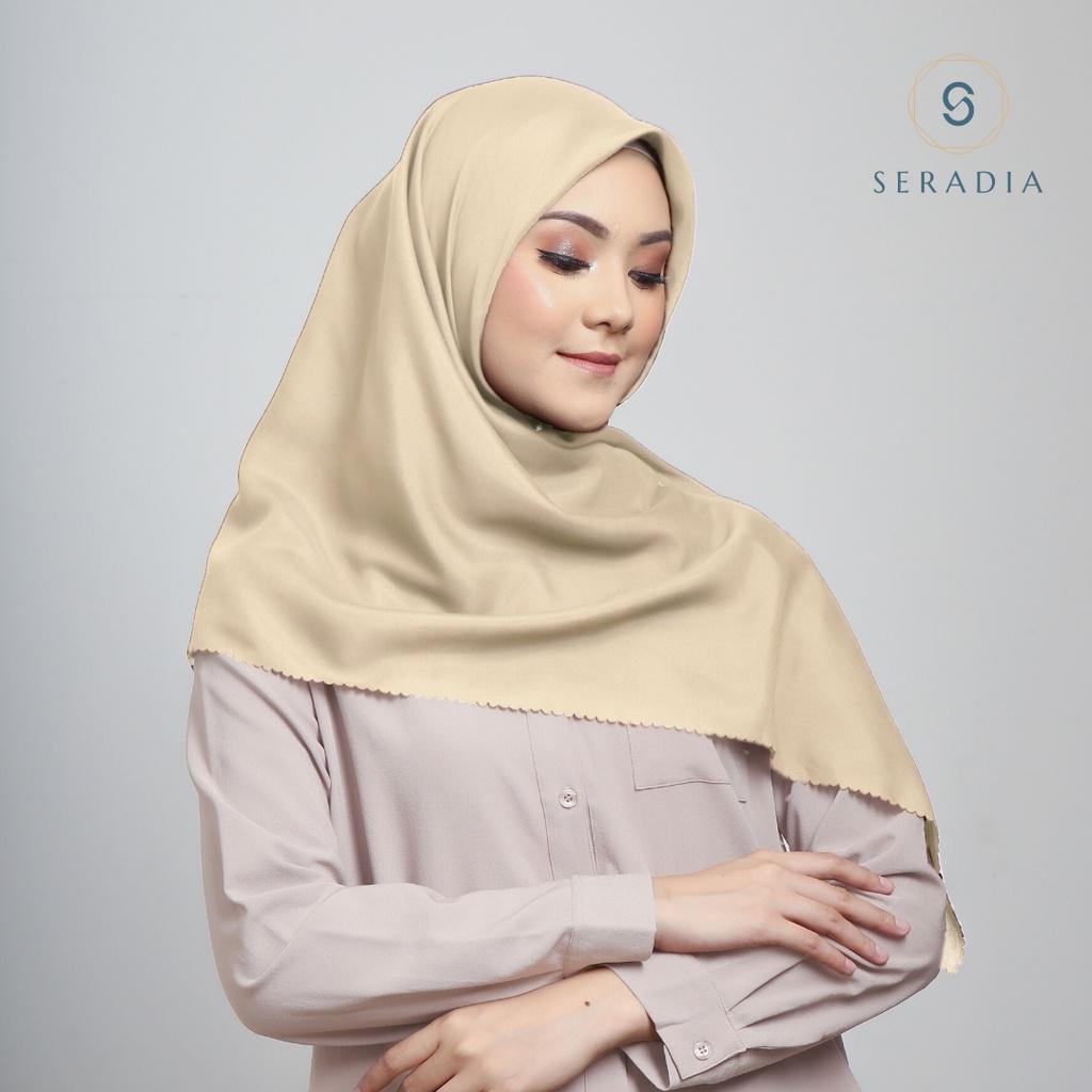 Grade B - Seradia Hijab Segi Empat Polos Plaindayscarf