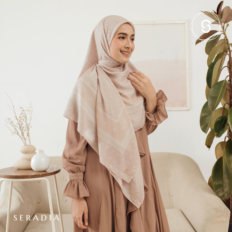 Seradia Hijab Segi Empat Monogram Syar'i