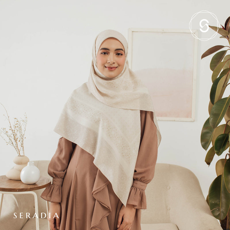 Seradia Hijab Segi Empat Monogram Syar'i