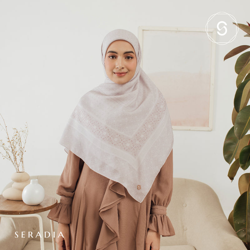 Seradia Hijab Segi Empat Monogram Syar'i