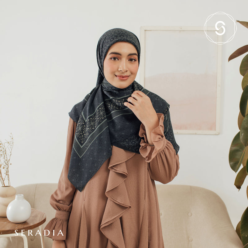 Seradia Hijab Segi Empat Monogram Syar'i