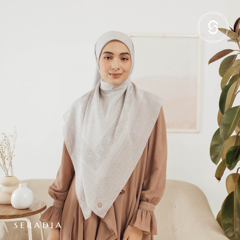 Seradia Hijab Segi Empat Monogram Syar'i
