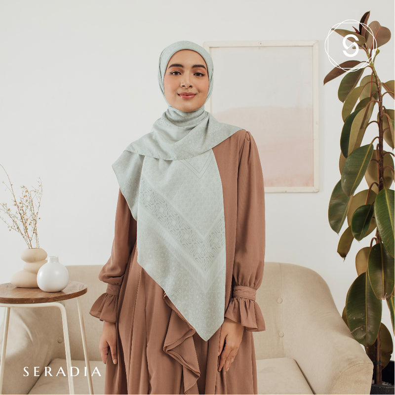 Seradia Hijab Segi Empat Monogram Syar'i