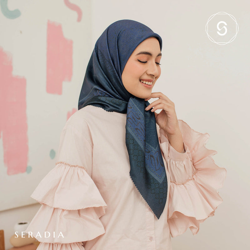 Seradia Hijab Segi Empat Monogram Classic