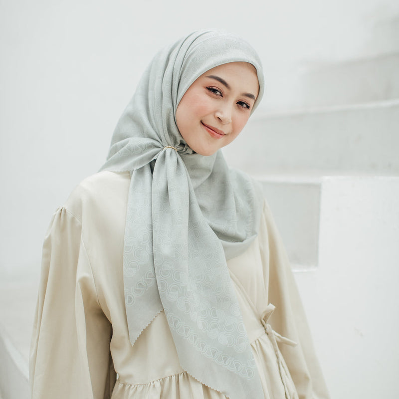 Seradia Hijab Segi Empat Monogram S