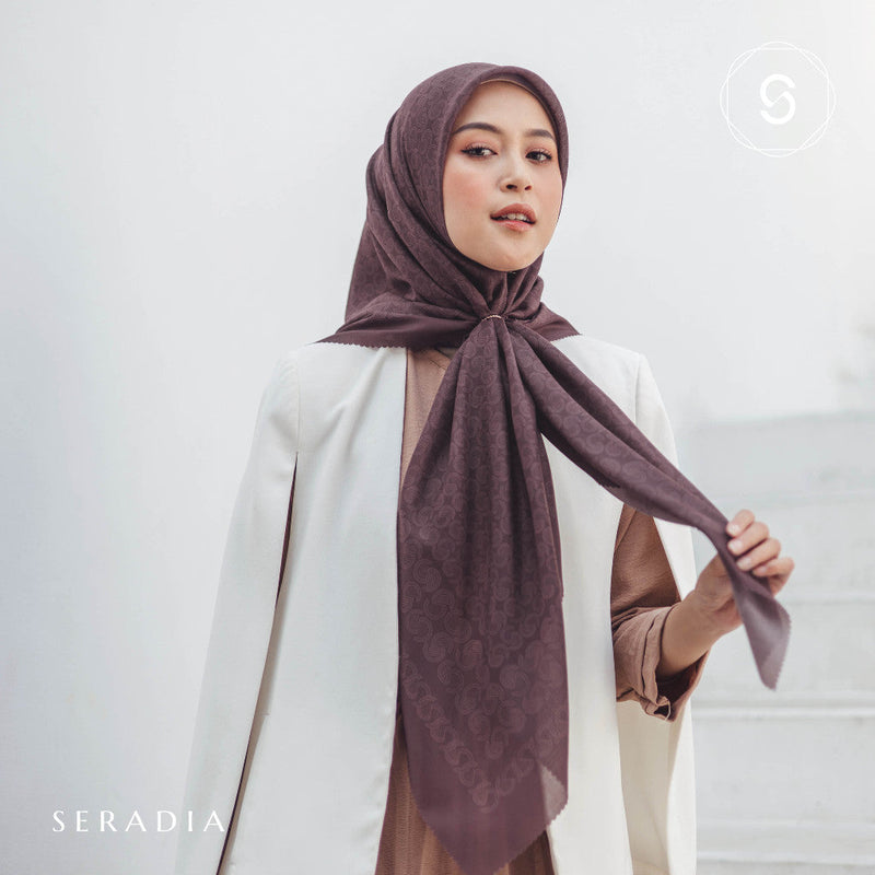 Seradia Hijab Segi Empat Monogram S