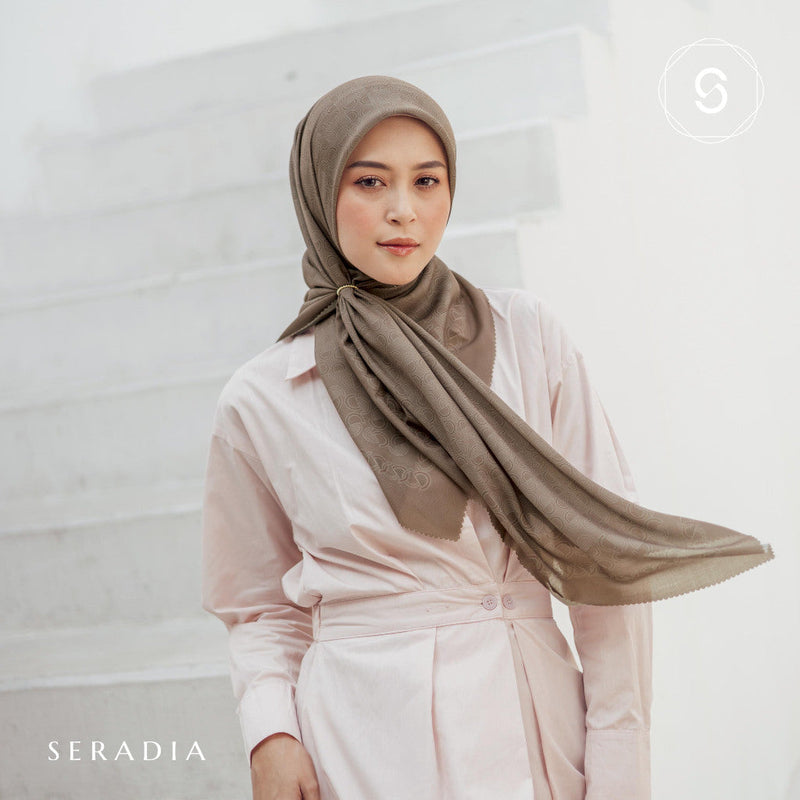 Seradia Hijab Segi Empat Monogram S