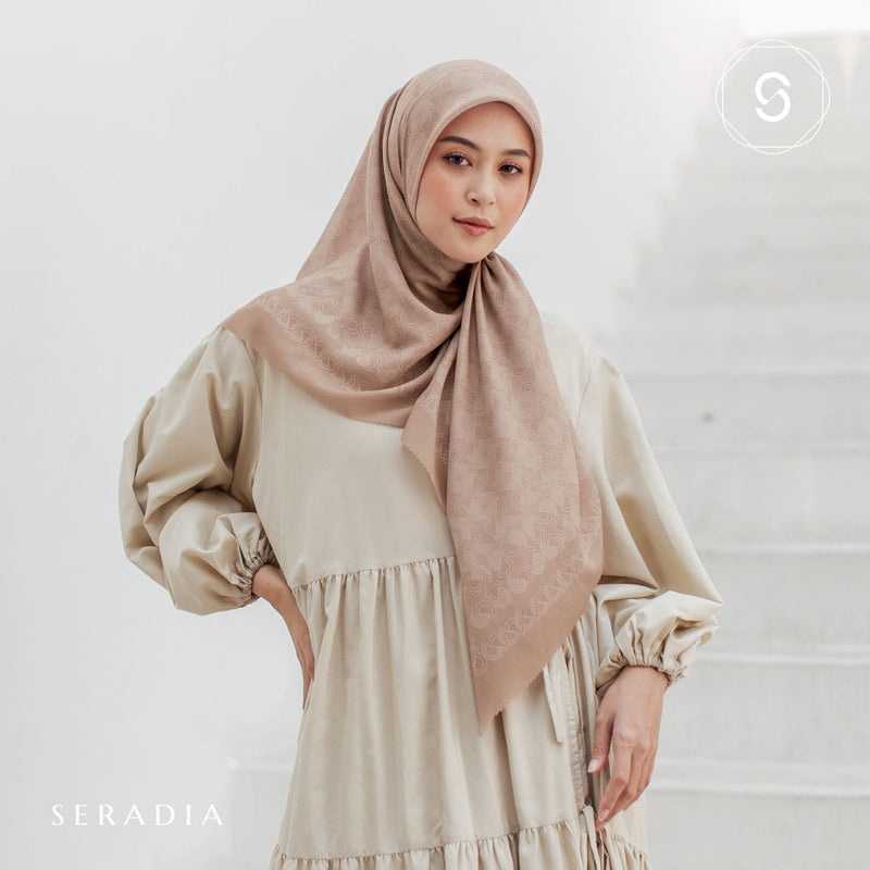 Seradia Hijab Segi Empat Monogram S