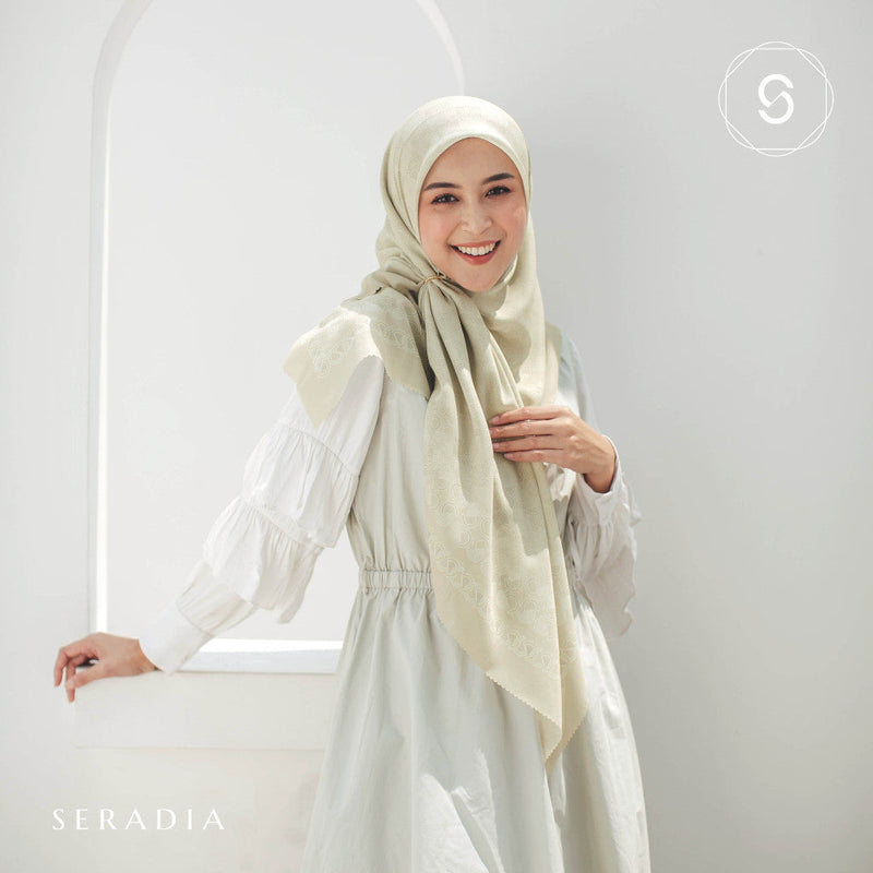 Seradia Hijab Segi Empat Monogram S