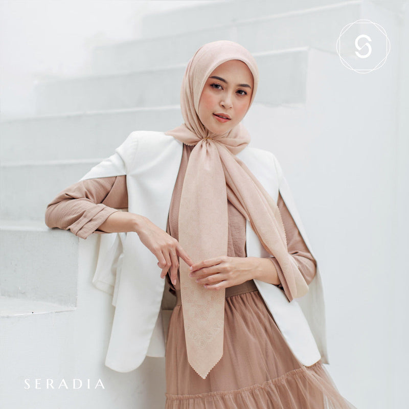 Seradia Hijab Segi Empat Monogram S