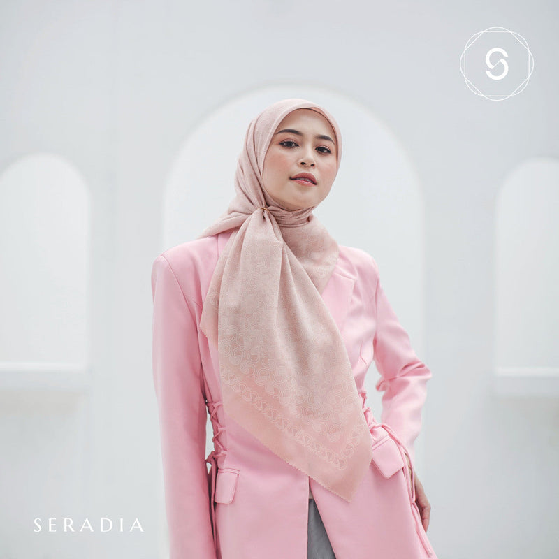 Seradia Hijab Segi Empat Monogram S