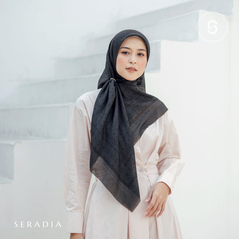 Seradia Hijab Segi Empat Monogram S