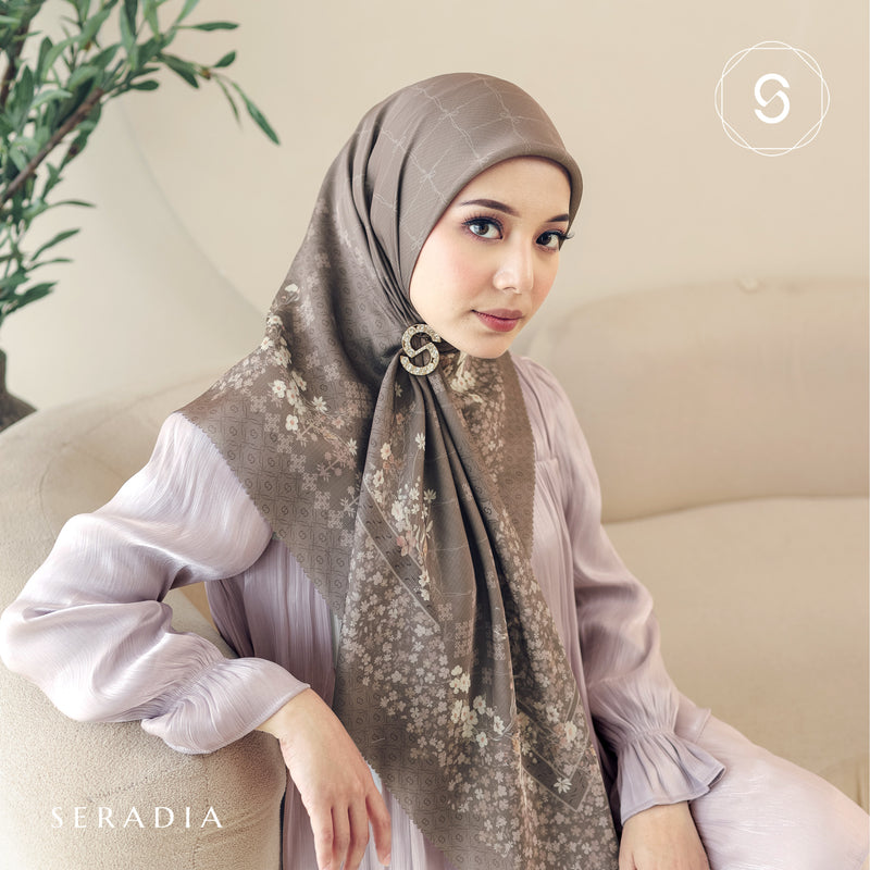 Seradia Hijab - Segi Empat Motif Haria Timeless Collection