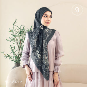 Seradia Hijab - Segi Empat Motif Haria Timeless Collection