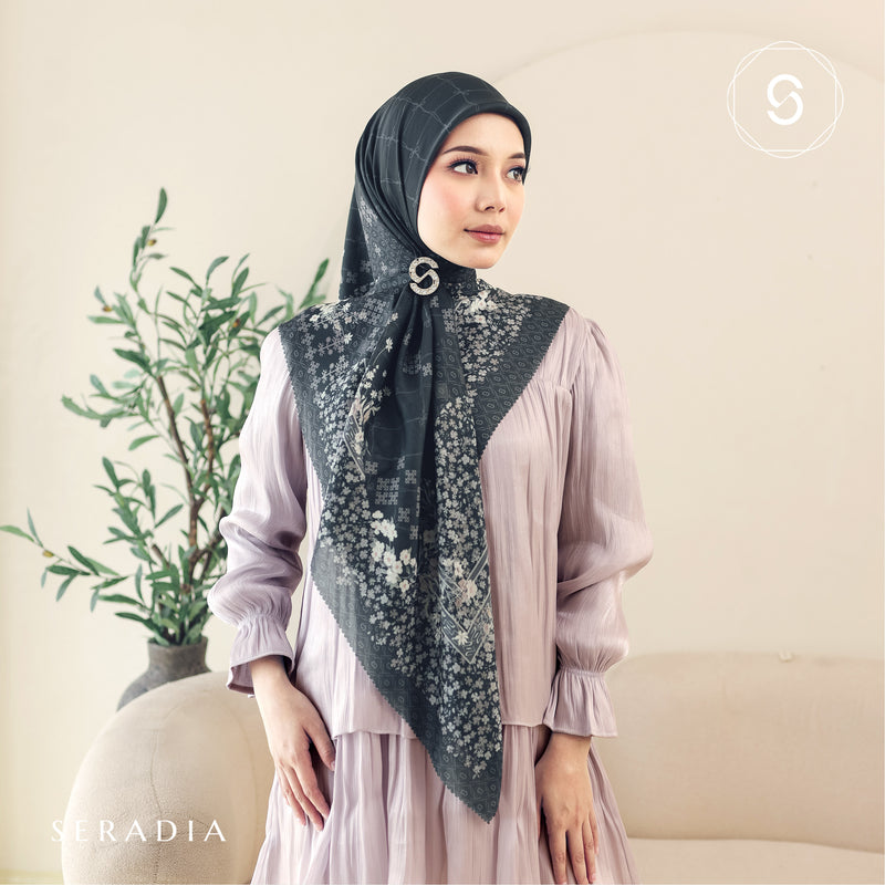 Seradia Hijab - Segi Empat Motif Haria Timeless Collection
