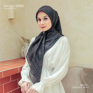 Seradia Hijab - Segi Empat Motif Sanira Timeless Collection