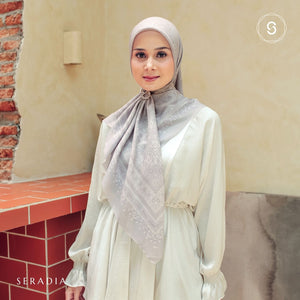 Seradia Hijab - Segi Empat Motif Sanira Timeless Collection