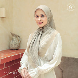 Seradia Hijab - Segi Empat Motif Sanira Timeless Collection