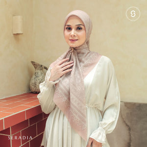 Seradia Hijab - Segi Empat Motif Sanira Timeless Collection