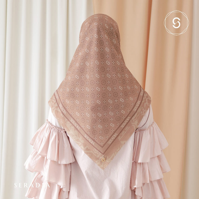 Seradia Hijab Segi Empat Monogram 2.0